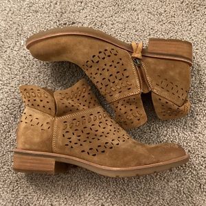 Sofft suede booties in light brown, size 8 NWOT